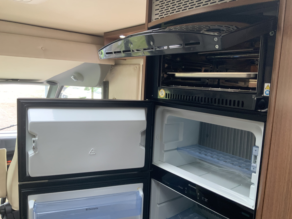 Bürstner Aviano 727 2.3 AUTOMAAT  150  PK integraal ,  Motor-airco  , Queens-bed , gelijkvloers , zij  zitgroep Bj. 2012 Camper centrum on the road foto: 20