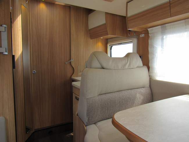 Hymer T598 Semi integraal Queensbed Hefbed bj2018 foto: 19