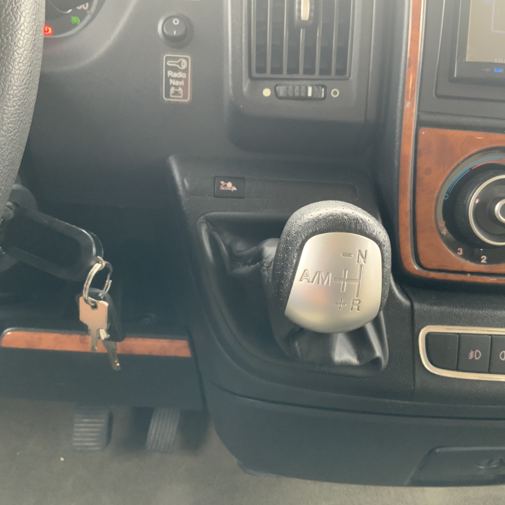 Bürstner Aviano 727 2.3 AUTOMAAT  150  PK integraal ,  Motor-airco  , Queens-bed , gelijkvloers , zij  zitgroep Bj. 2012 Camper centrum on the road foto: 24