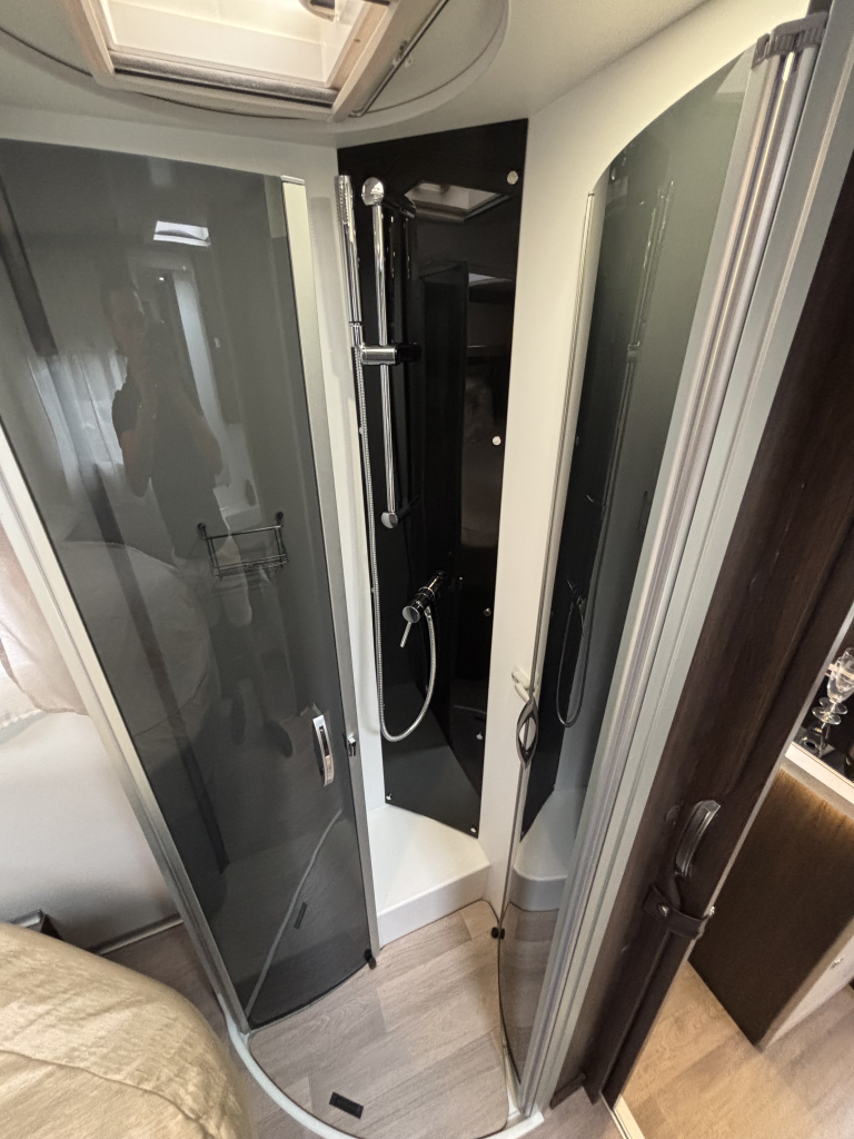 Benimar Tessoro T 496 AUTOM&Aacute;TICA CAMA QUEEN+CAMA ABATIBLE AIRE ACONDICIONADO DE TECHO foto: 9