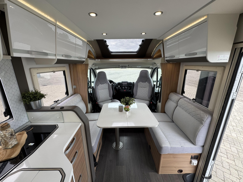 Adria Matrix Plus 670 DC Queensbed Hefbed Omvormer  foto: 12