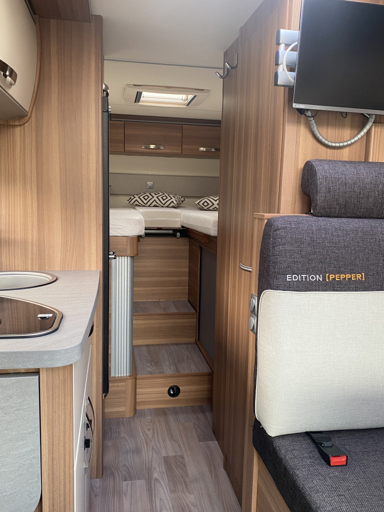 Weinsberg Pepper 600 Peugeot 163 PK, Half-integraal, 2 Lengte-bedden, Garage, Aut. schotel / LCD Camper Centrum On the Road aan de Noorderringweg 4 in Marum. foto: 29