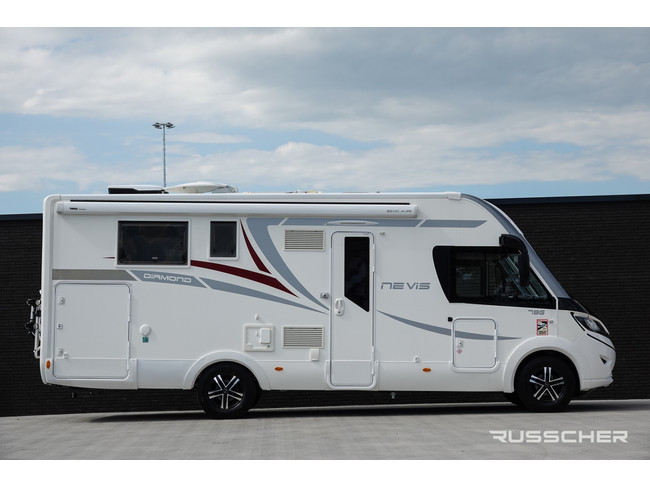 Mc Louis NEVIS | 150Pk | Queensbed | Dakairco | Luchtvering | Zonnepaneel foto: 2