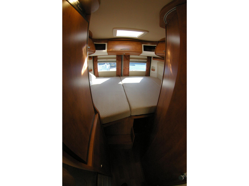 Carthago Malibu 600 Automaat, Dwarsbed.  foto: 13