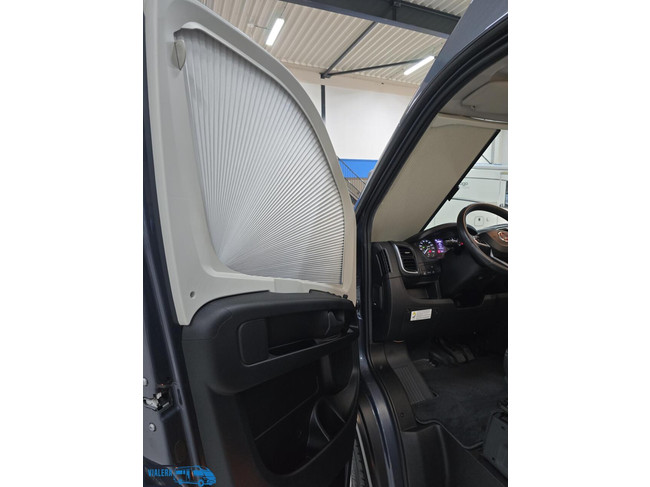 Adria Twin Supreme 640 SLB *Automaat 180pk* Lengtebedden foto: 8