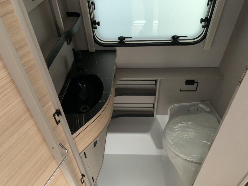 Eriba Touring Urban 530 Screen door/Service hatch/Awning photo: 5