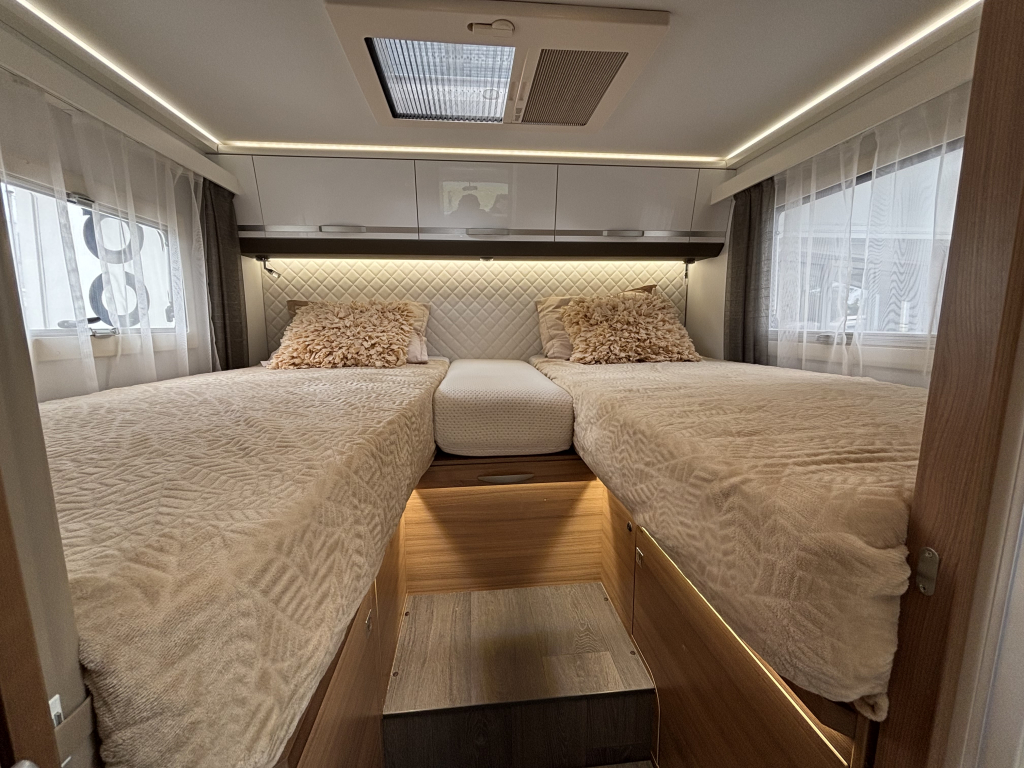 Adria MATRIX PLUS 670 SL ENKELE BEDDEN+HEFBED AUTOMAAT foto: 2