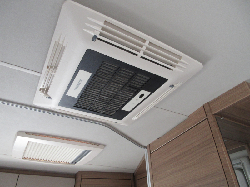 Knaus Sport 450 FU KOMPLETT UND FRANZ&Ouml;SISCHES BETT Foto: 12