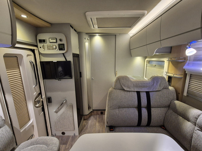 Hymer TRAMP GL 578 AMBITION 130 PK SLECHTS 29.972 KM DIGITALE ACHTERUITKIJKSPIEGEL LENGTEBEDDEN TV + SATELLIET DRAAISTOELEN foto: 16
