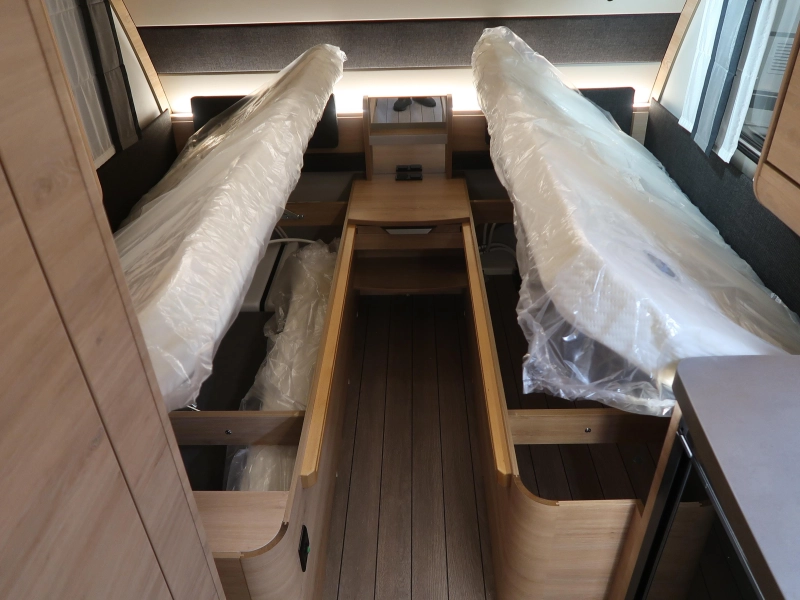 Knaus Sudwind Black Selection 460 EU ENKELE BEDDEN 