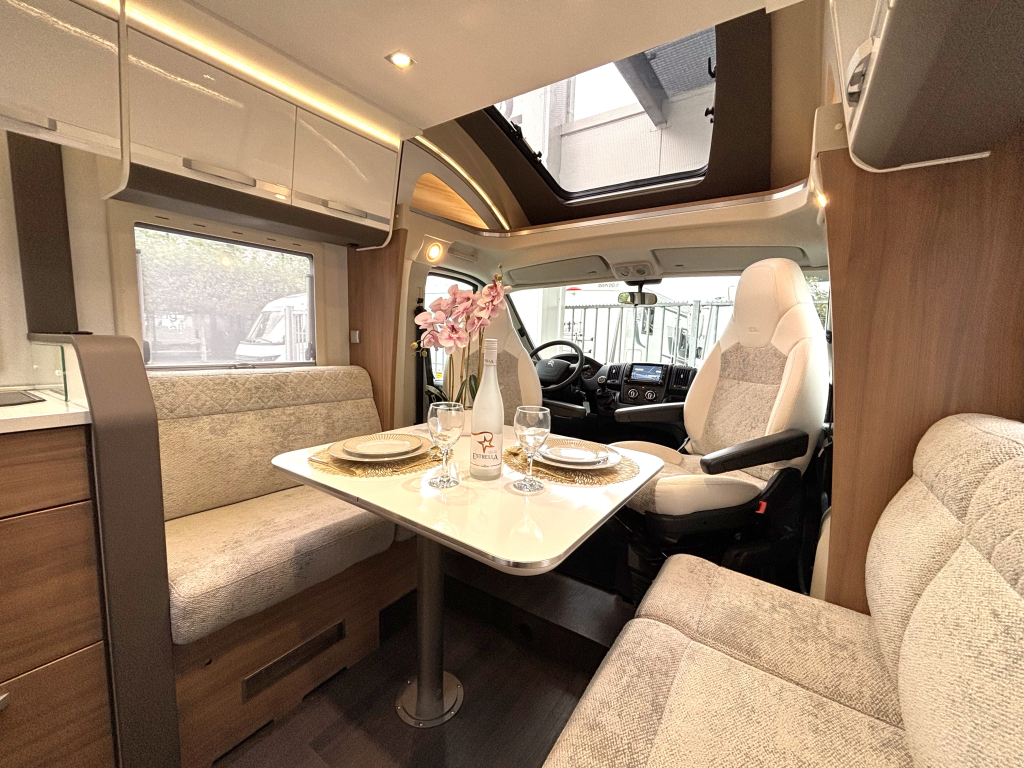 Adria Matrix 670 DL ENKELE BEDDEN HEFBED FACE TO FACE  foto: 13
