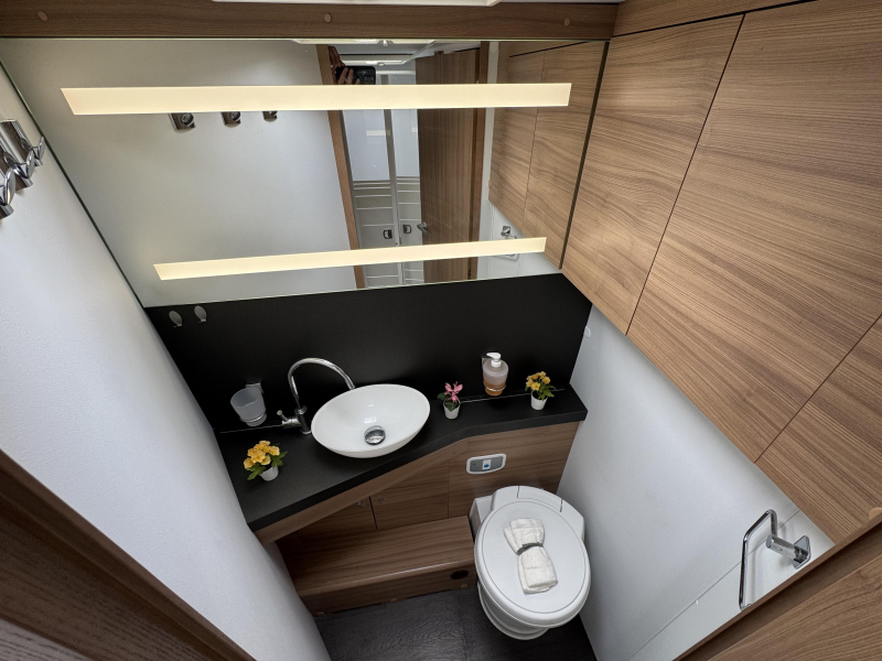 Adria Matrix Plus 670 DC Queensbed Hefbed Omvormer  foto: 18
