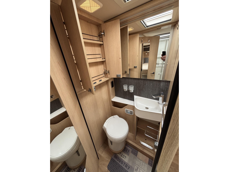 Hymer B ML I 790 Mercedes + Queen bed photo: 12