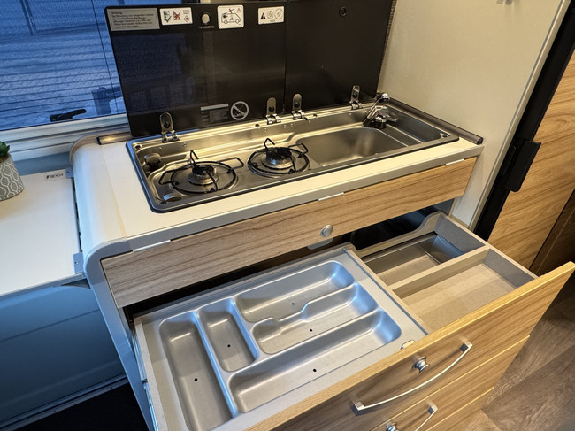 Hymer Yellowstone 640 techo elevable 160 cv *4 PERSONAS* Euro6 Fiat Ducato **Camas longitudinales/Techo elevable con 2 plazas para dormir/4 asientos/Litio/Sol foto: 16