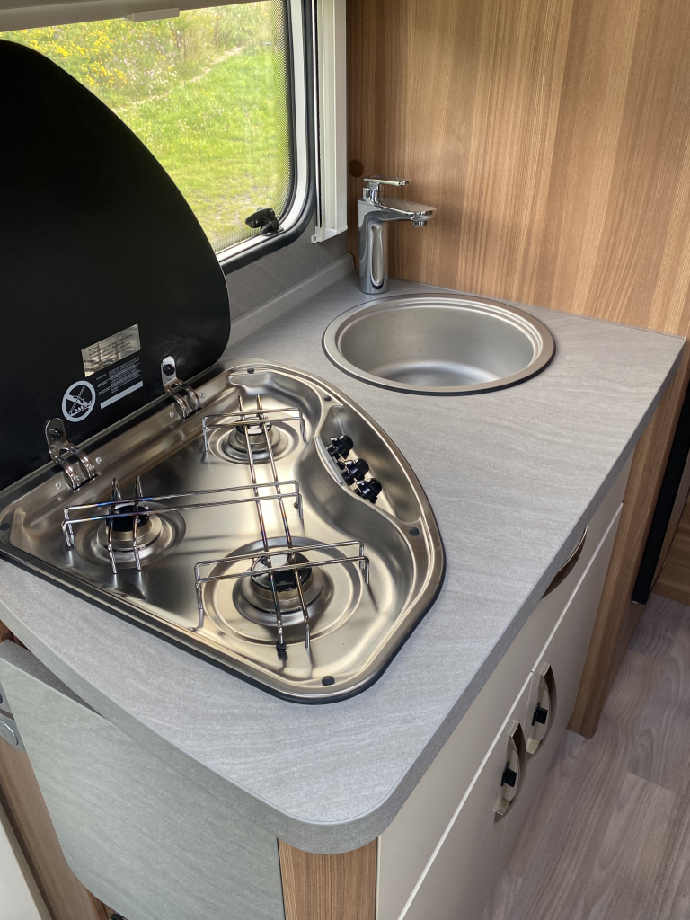 Weinsberg Pepper 600 Peugeot 163 PK, Half-integraal, 2 Lengte-bedden, Garage, Aut. schotel / LCD Camper Centrum On the Road aan de Noorderringweg 4 in Marum. foto: 16