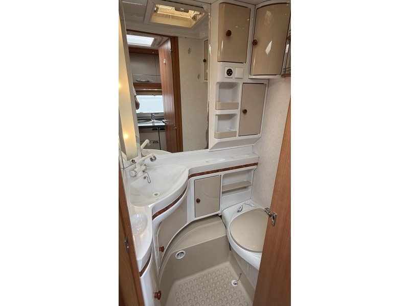Hobby Excellent 455 UF Querbett Rundsitzgruppe Toilette Foto: 5