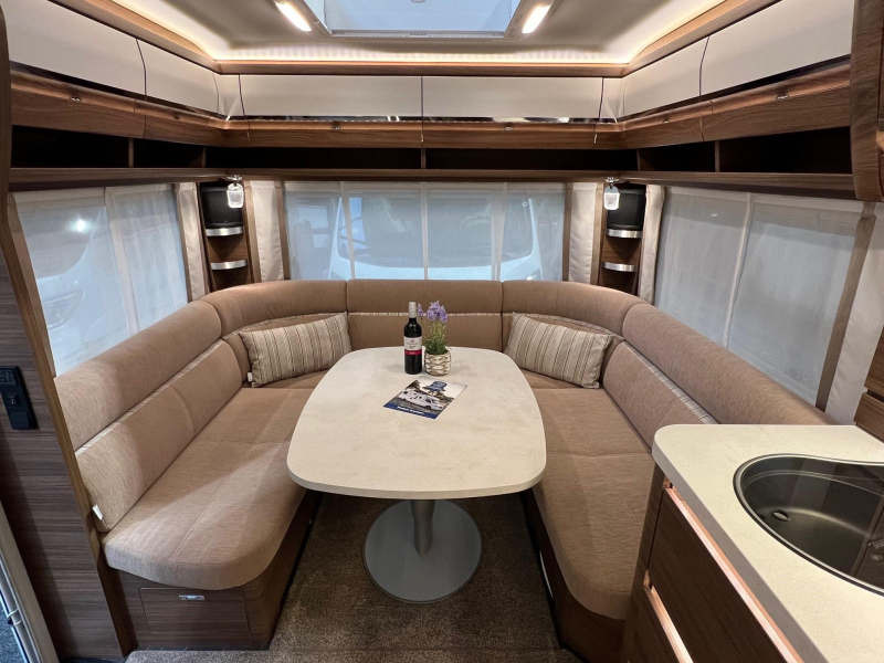 Tabbert Puccini 685 DF queensbed, mover, airco 