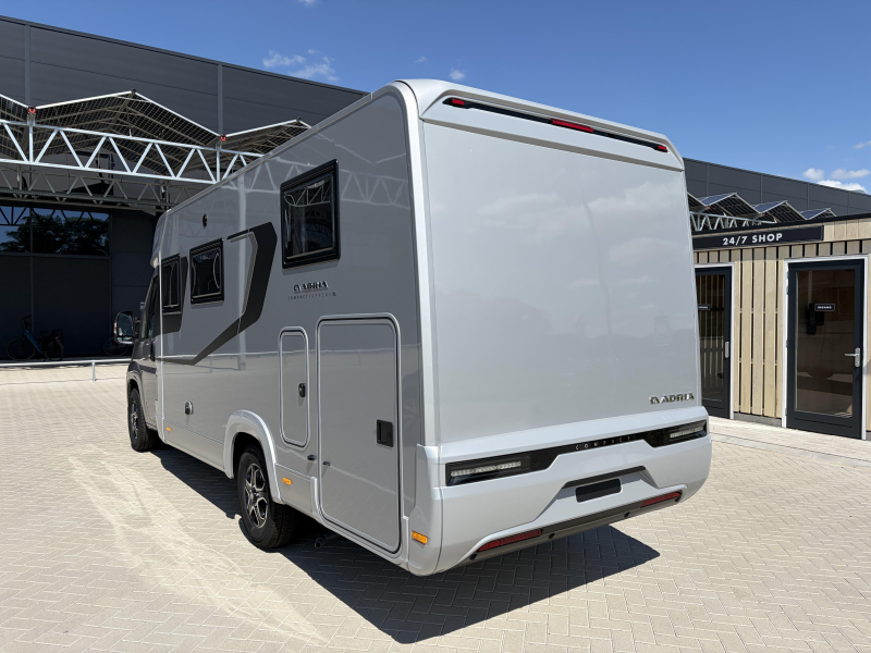 Adria Compact Supreme DL autom&aacute;tico / cama longitudinal foto: 2