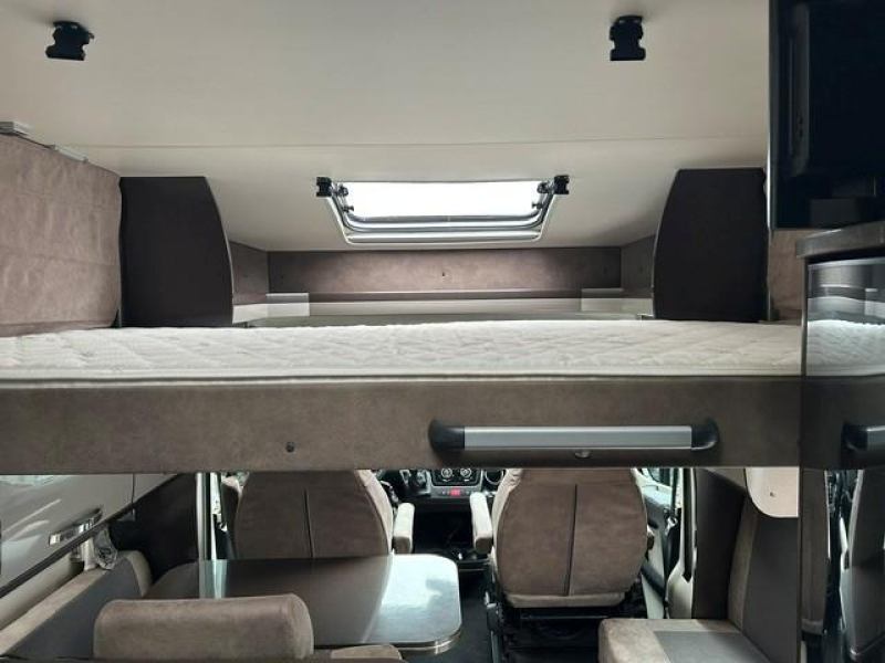 Hobby Optima Premium 65 GQ Cama Queen y cama abatible foto: 6