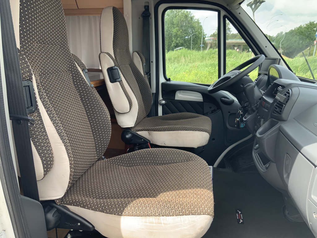 LMC  Fiat Ducato  2,8 JTD  128 PK , AUTOMAAT   Half-integraal ,  Motor-airco , 2 Lengte-bedden ( Laag ) , Alko-chassis  etc. Bj 2003 Camper centrum on the road Marum  foto: 12
