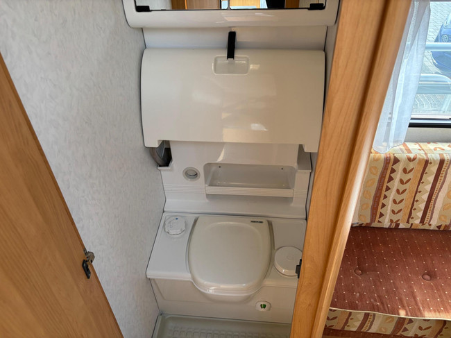 Hobby 30 | Voortent | Luifel | Fietsendrager Achter | 3-Pits gasfornuis | Dakluik foto: 15