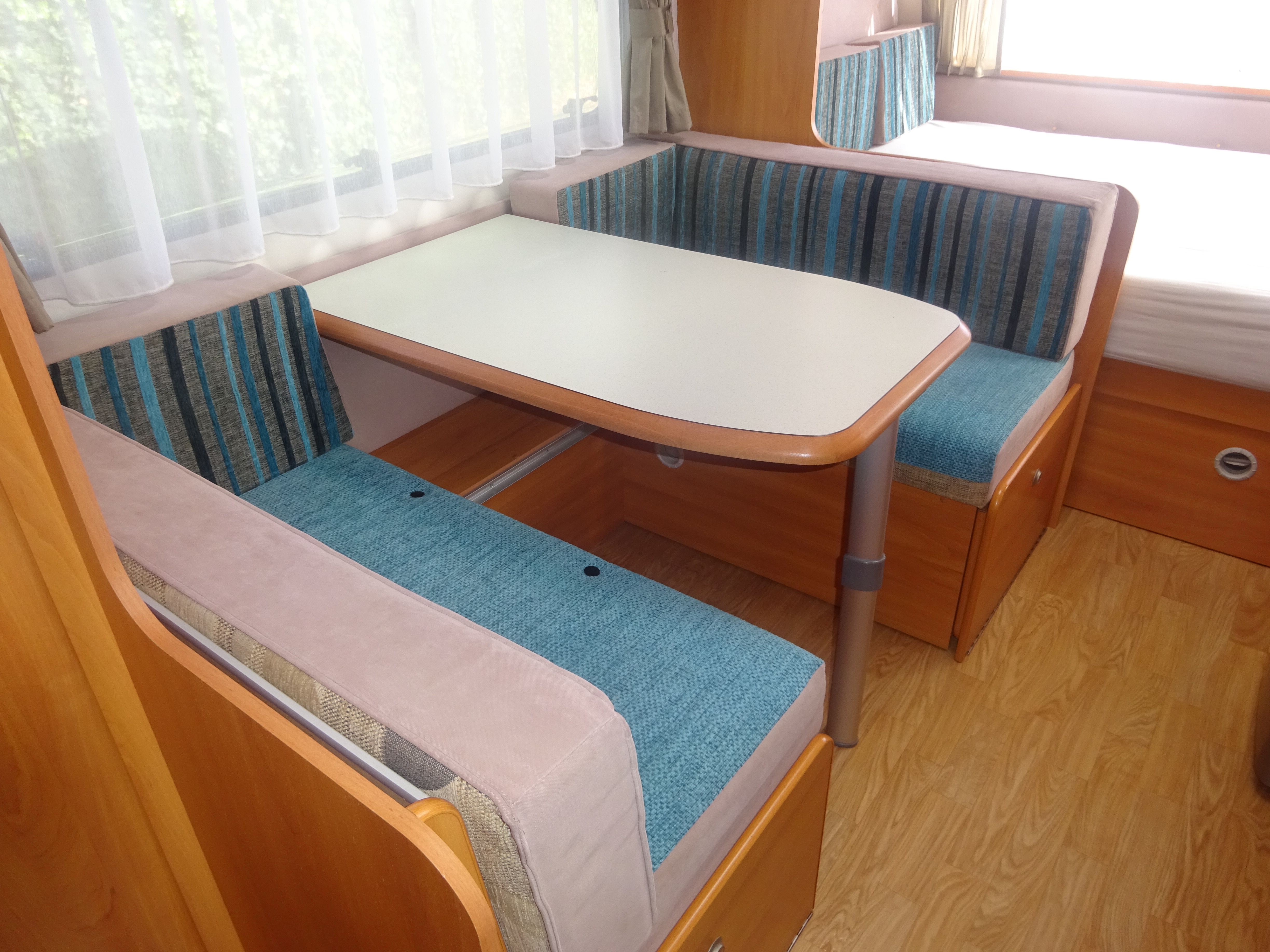 Homestar Racer 430 Vast Bed en Treinzit #TOPPER# foto: 10