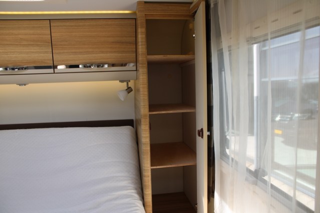 Robuuste Adria Matrix M 670 SK AUTOMAAT 5 gordelplaatsen Queensbed + hefbed (71  foto: 52