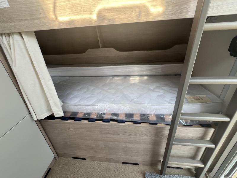 Bürstner Premio Plus 440 TK Met Isabella Ventura tent  foto: 11