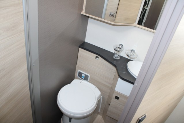 Challenger Graphite Vip Edition T 328 idem Chausson 788 AUTOM&Aacute;TICO Fiat 140 cv equipado con cama Queen y cama abatible 4 pers. (76 foto: 45