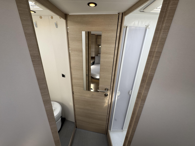 Rapido I 886 F Automaat Queensbed Hefbed  foto: 17