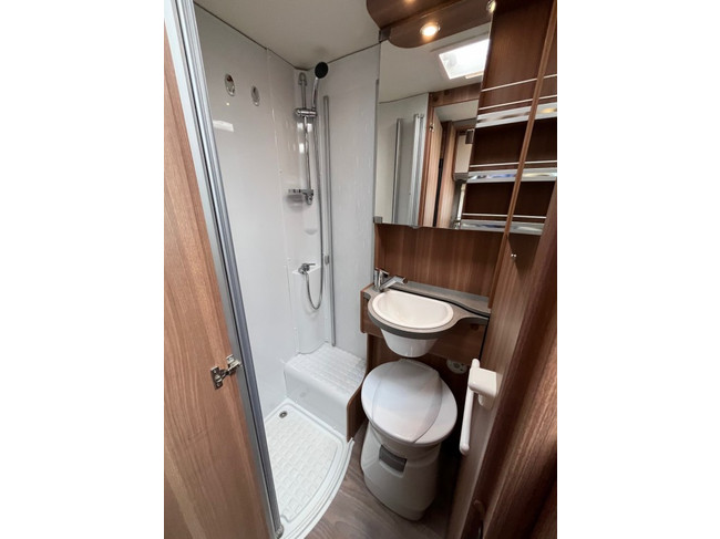 Weinsberg Caracompact R57 Airco Cruise Einzelbetten Solarpanel 64.416km Foto: 17