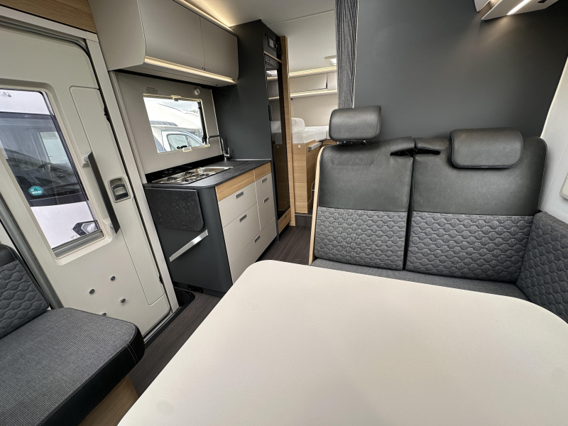 Adria Coral 600 SL 140PK Lengtebedden Garage  foto: 8