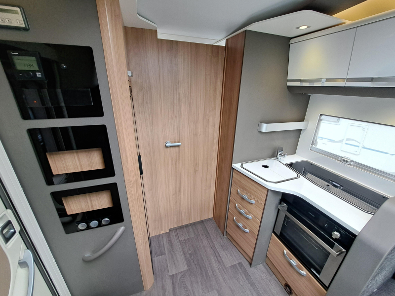 Adria Coral 670 DL Supreme photo: 11