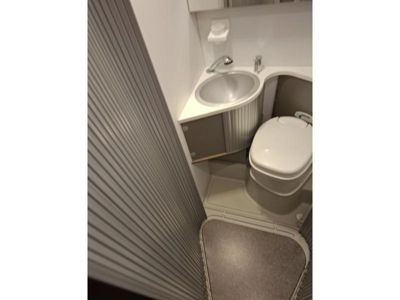 Adria Twin Titanium 540 SPT 130PK Dwars bed Airco  foto: 11