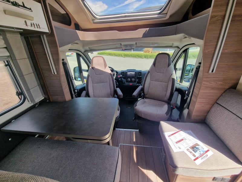 Knaus L!ve Wave 650 MX cama queen cama abatible foto: 8