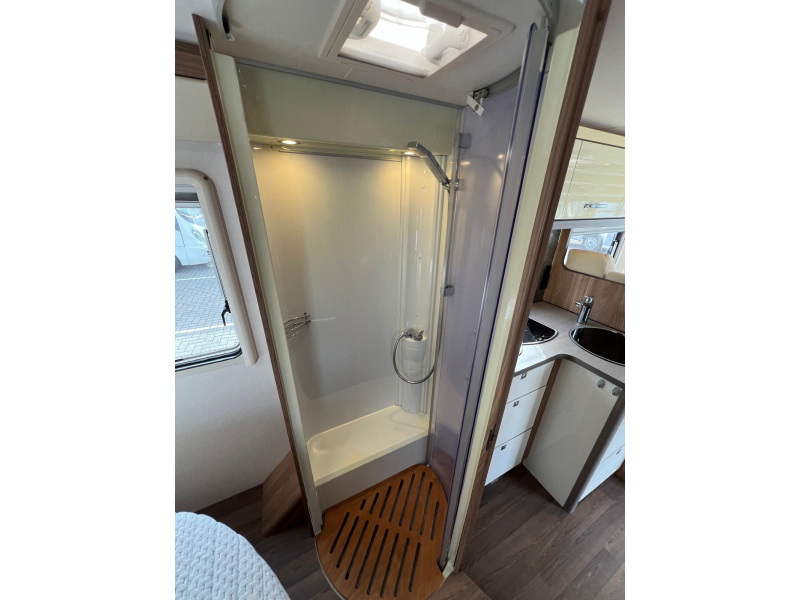 Bürstner Aviano I 727 queensbed hefbed 150PK  foto: 15