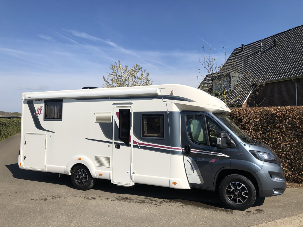 Rapido 969FF Queensize-Bett + Klappbett