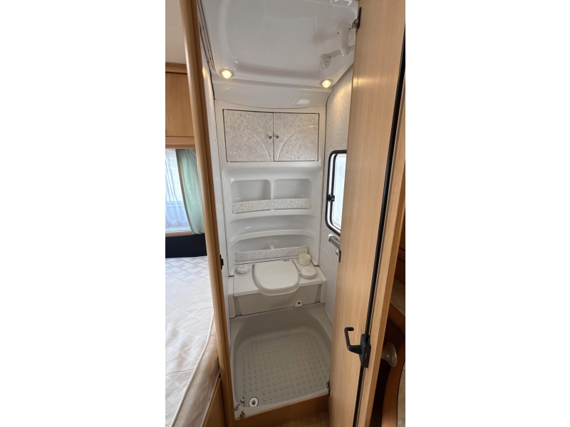 Hobby De luxe Easy 460 UFE cama francesa asiento redondo inodoro foto: 12