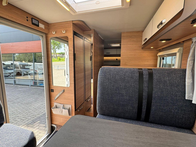 Weinsberg 700MEG CaraCore 9T-Automatic Single Beds Pull-down Bed Awning Bicycle Rack photo: 8