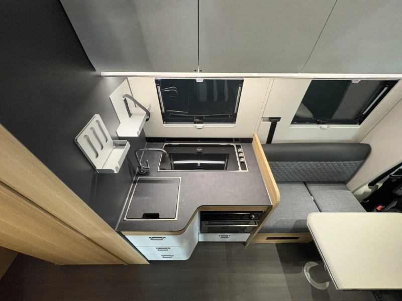 Adria Coral Plus 670 DC queensbed / automaat  foto: 9