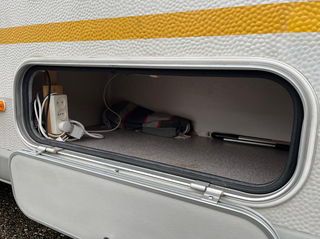 Knaus Sport 2404 | Auvent | Mover semi-automatique | Lit fixe | Dinette (coin salon rond) | Chauffage | Toilette &agrave; cassette | Galerie de toit/&eacute;chelle photo: 20