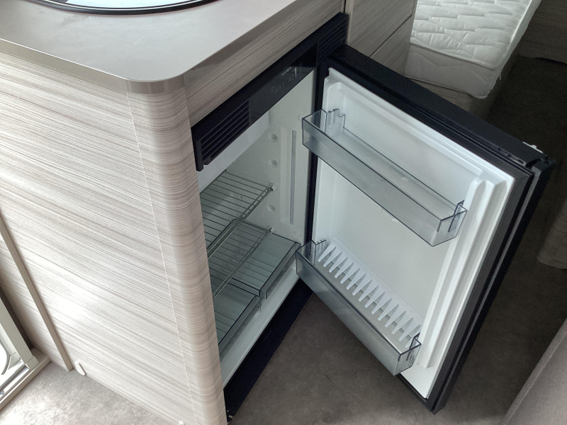 Dethleffs C'Joy 460 LE mover/ enkele bedden  foto: 9