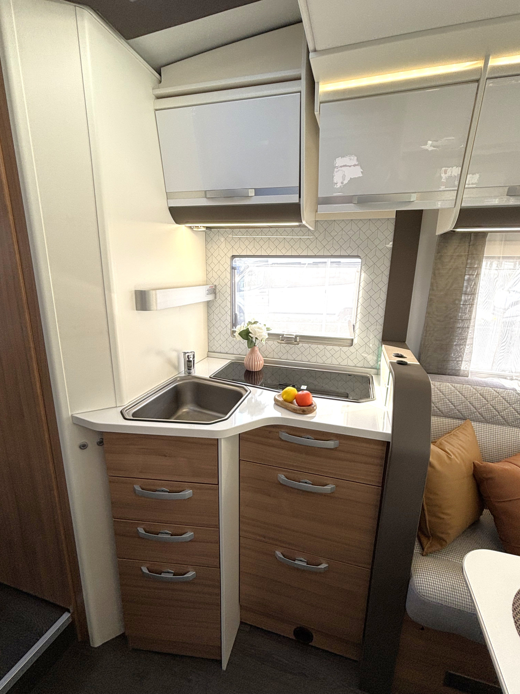 Adria Matrix Plus 670DC QUEENSBED + HEBEBETT + FACE TO FACE Foto: 7