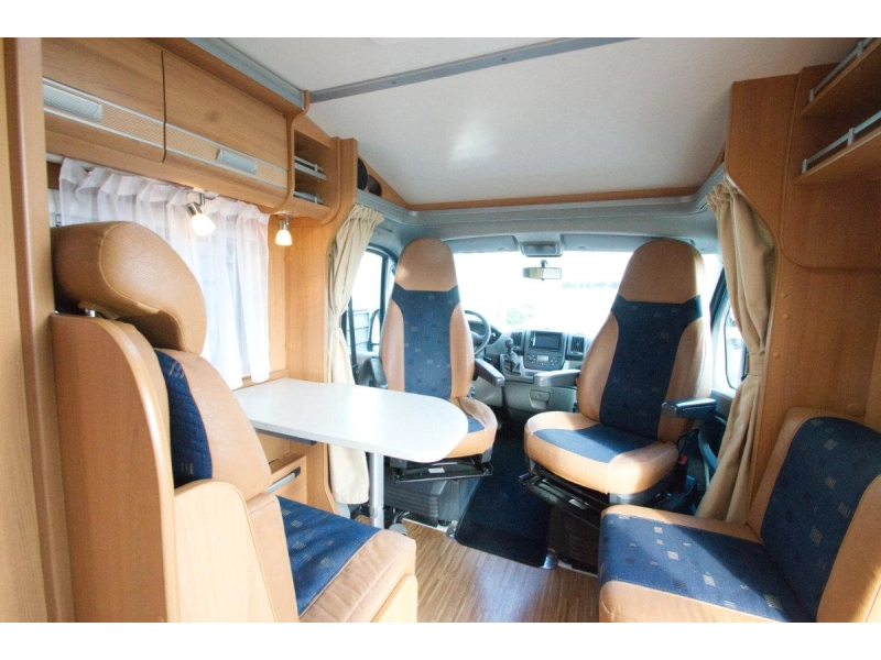 Dethleffs Globebus T 004 halfintegraal camper  foto: 15