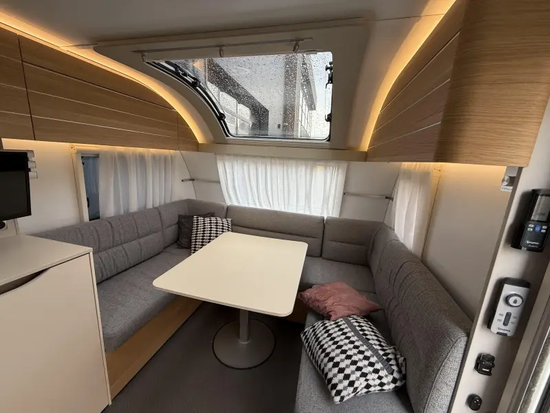 Adria Adora 593 UP BOMVOL MET OPTIES 