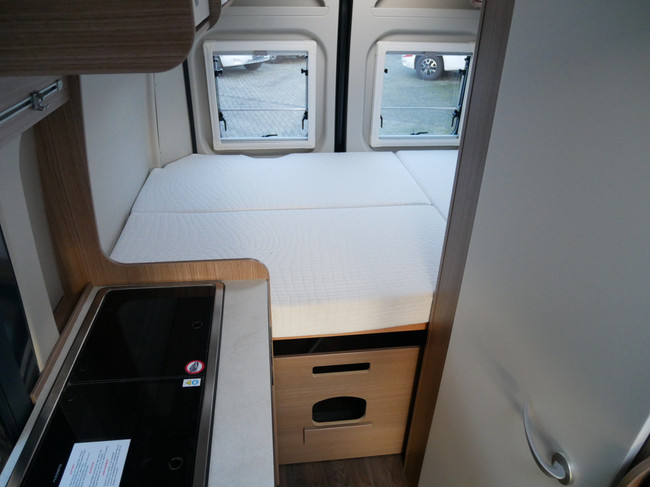 Carado CV 540 Edition 15 5.40 Meter Buscamper, Dwarsbed foto: 17