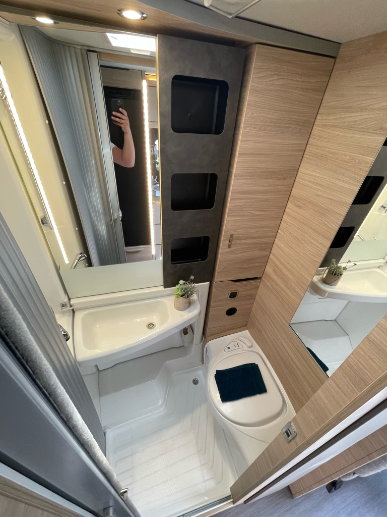 Knaus PLATINUM 650 MEG SINGLE BEDS AUTOMATIC photo: 8