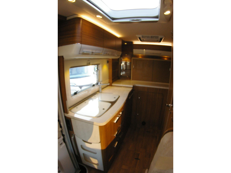 Hymer B 444 DL Hefbed, zeer compact.  foto: 10