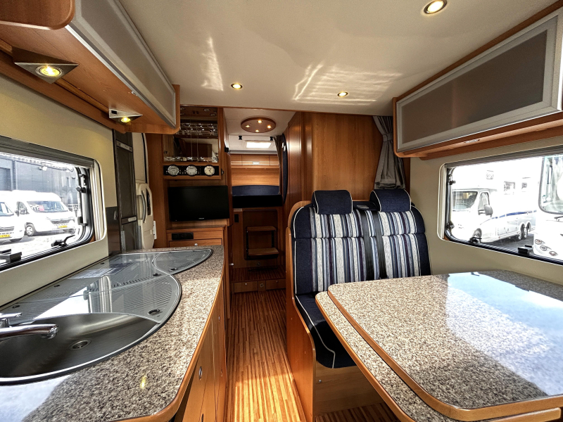 Dethleffs Globe4 T 6471-4 Querbett/Hubbett/2010/7-m Foto: 7