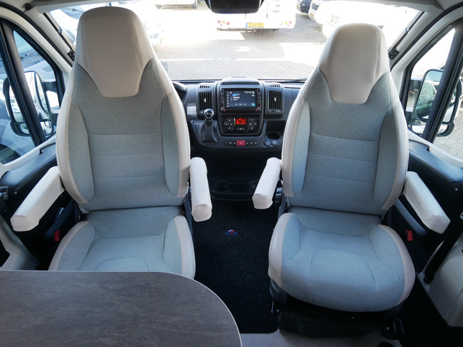Knaus Van Tourer, Camas individuales, Techo elevable, Autom&aacute;tico de 9 velocidades. foto: 5